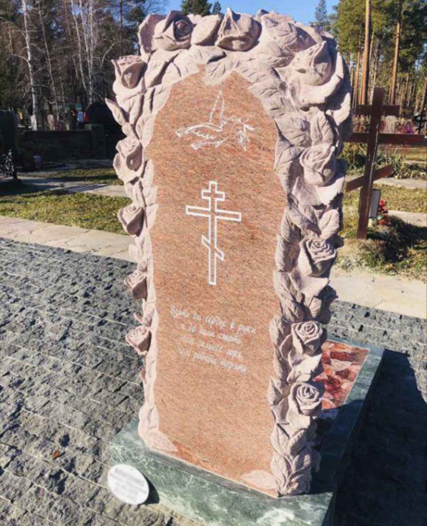 Памятник с резными цветами